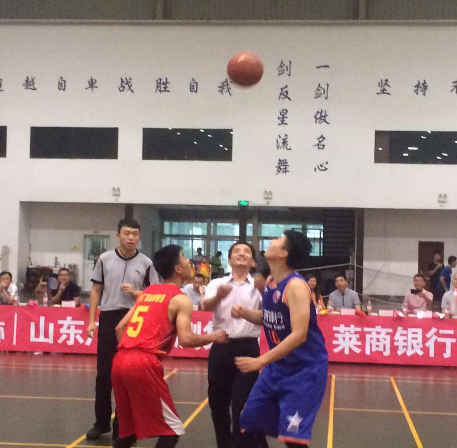 集团公司VS莱商银行济南分行友谊赛胜利结束 