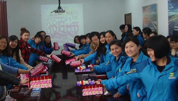 “柔肩亦堪重任，巾帼不让须眉” 